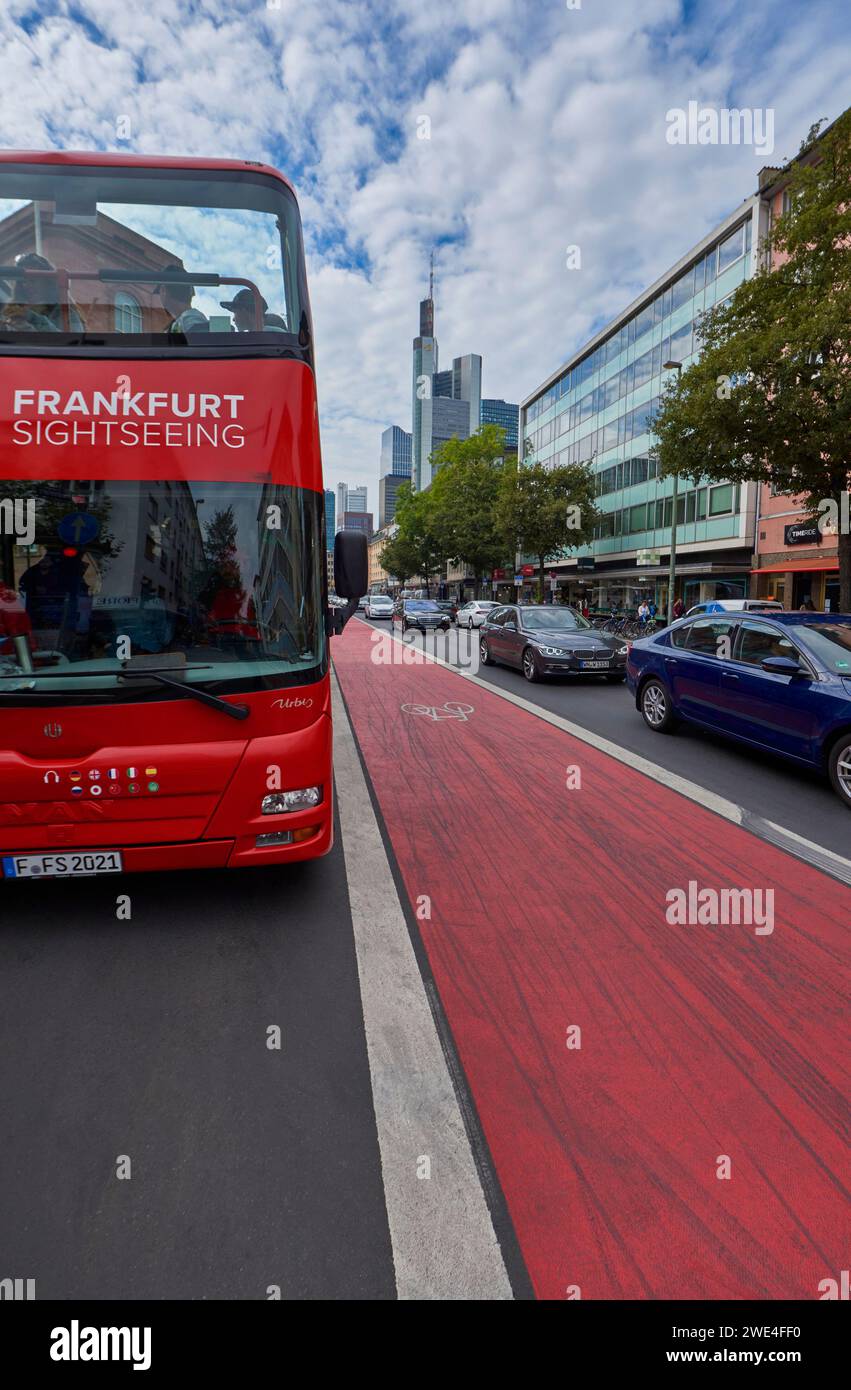 Autobus turistico nel centro di Francoforte, Germania Foto Stock