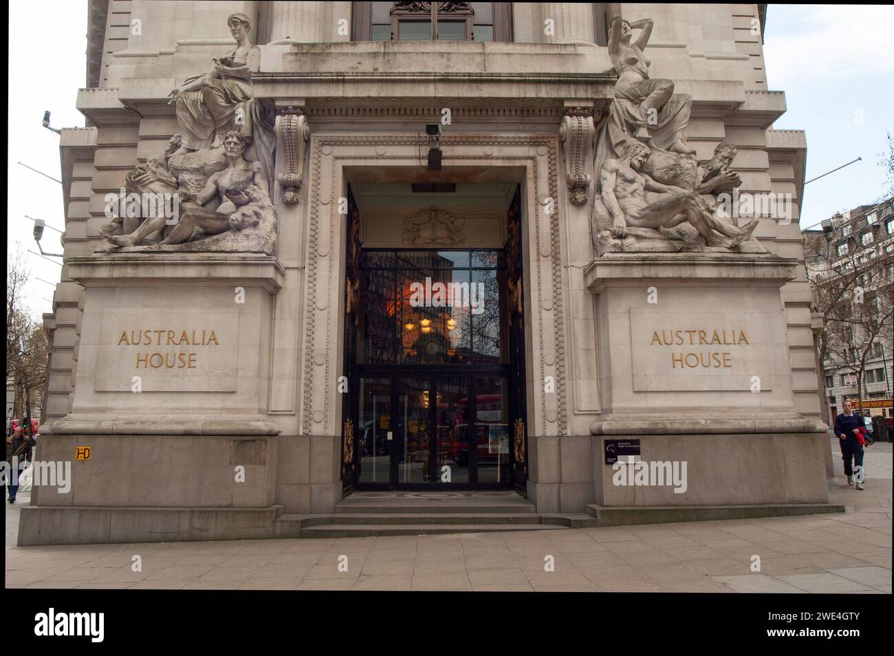 Harold Parkers scultura 'la prosperità dell'Australia' (L) e 'il risveglio dell'Australia' (R) presso Australia House, Londra, Inghilterra, Regno Unito Foto Stock