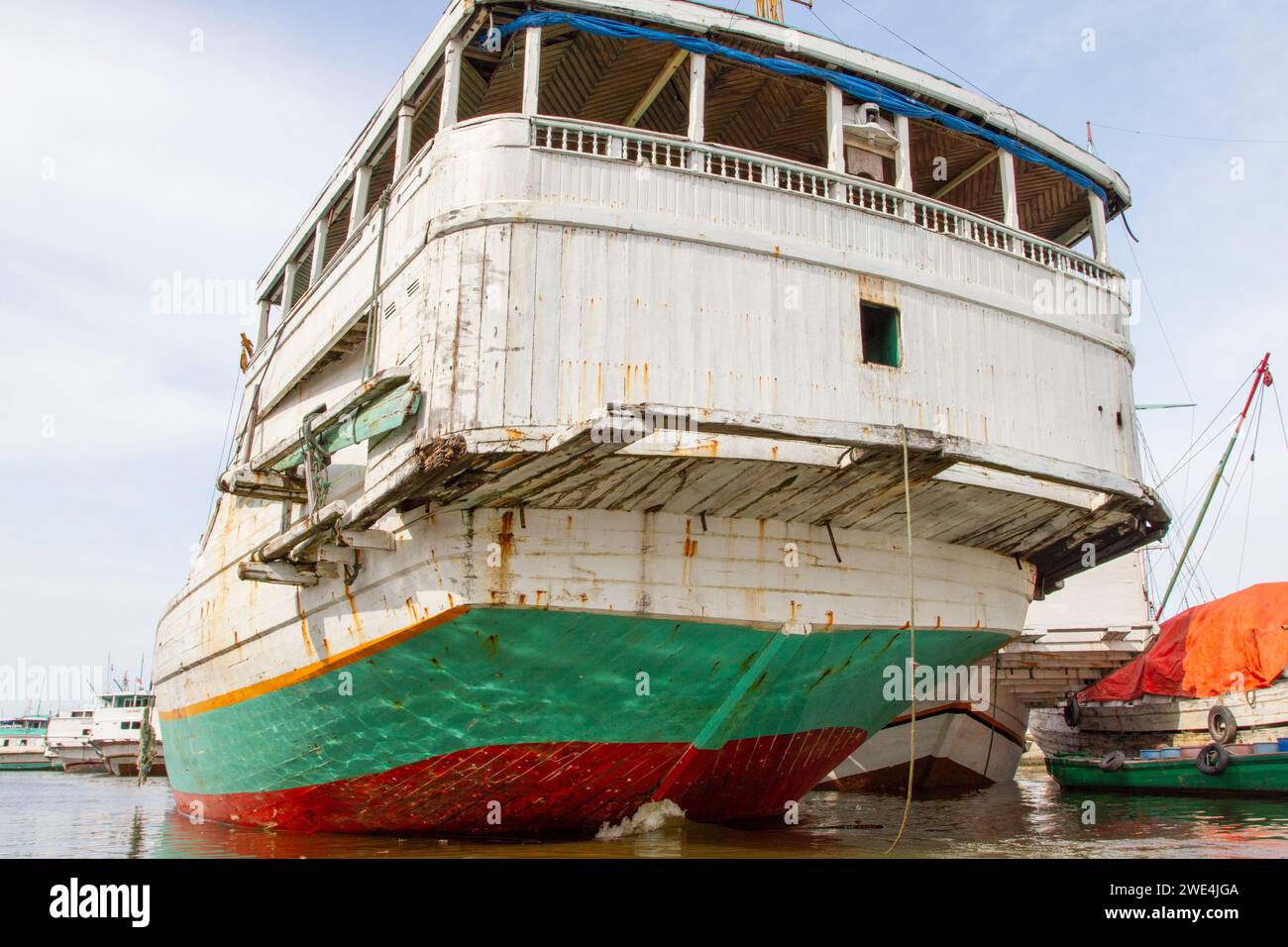 Vecchie barche commerciali in legno al porto di Sunda Kelapa o PSK nel nord di Giacarta, Indonesia. Foto Stock