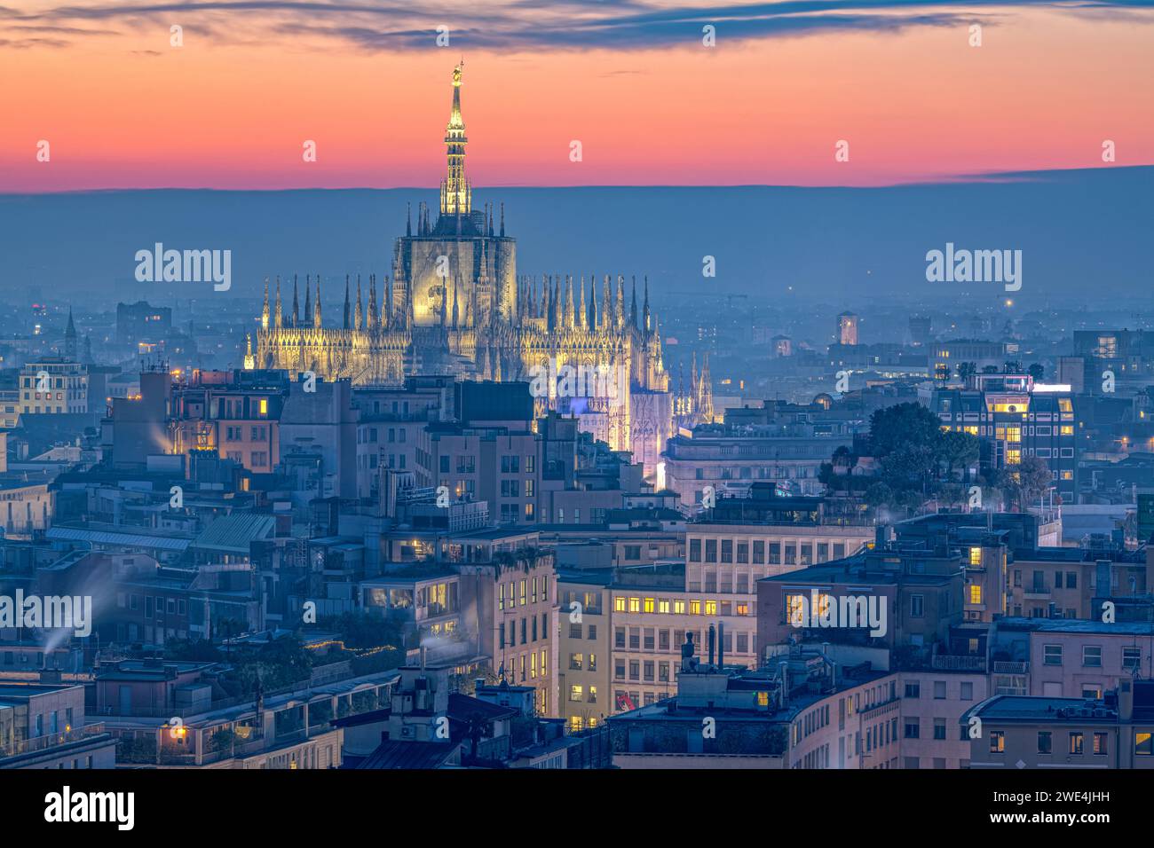 Milano, Italia paesaggio urbano con il Duomo al crepuscolo. Foto Stock