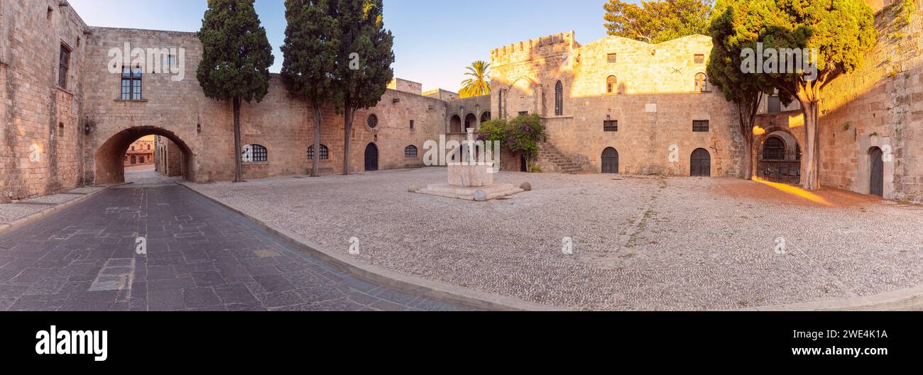 Vista panoramica delle antiche mura medievali in pietra della città e della piazza in una mattinata limpida e soleggiata. Rhodes. Grecia. Foto Stock