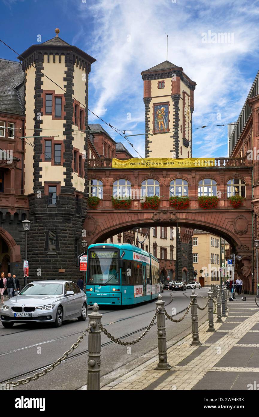 Luminoso tram cittadino nel centro di Francoforte, Germania Foto Stock