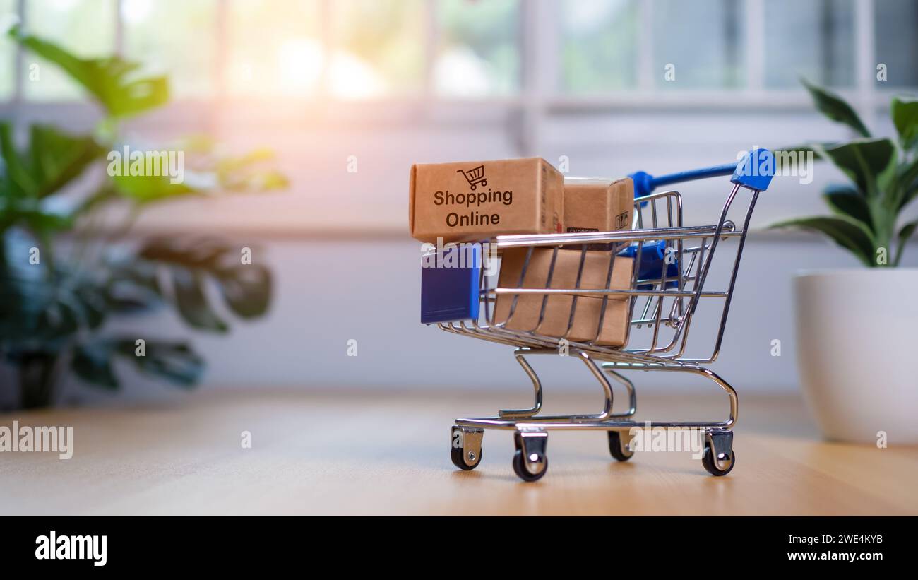 Shopping online, confezioni di prodotti nel carrello con concetto di consegna dei sacchetti, servizio di shopping online e consegna a domicilio, onlin Foto Stock