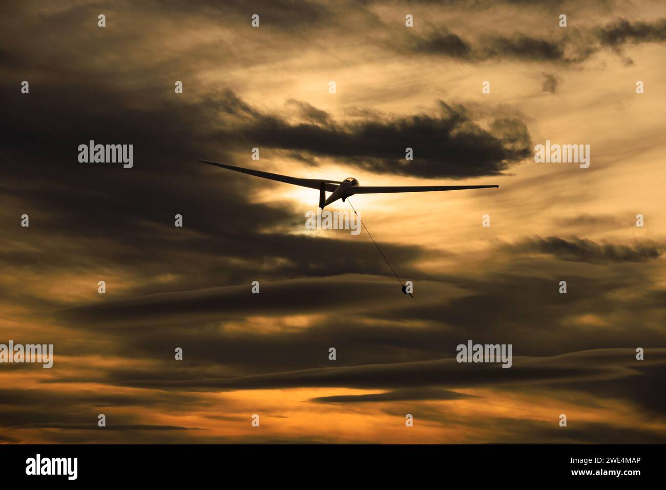 Alexander Schleicher Kaiser, ASK21 un aliante da addestramento a due posti con verricello per aliante che si lancia nel cielo del tramonto con nuvole scure. Foto Stock