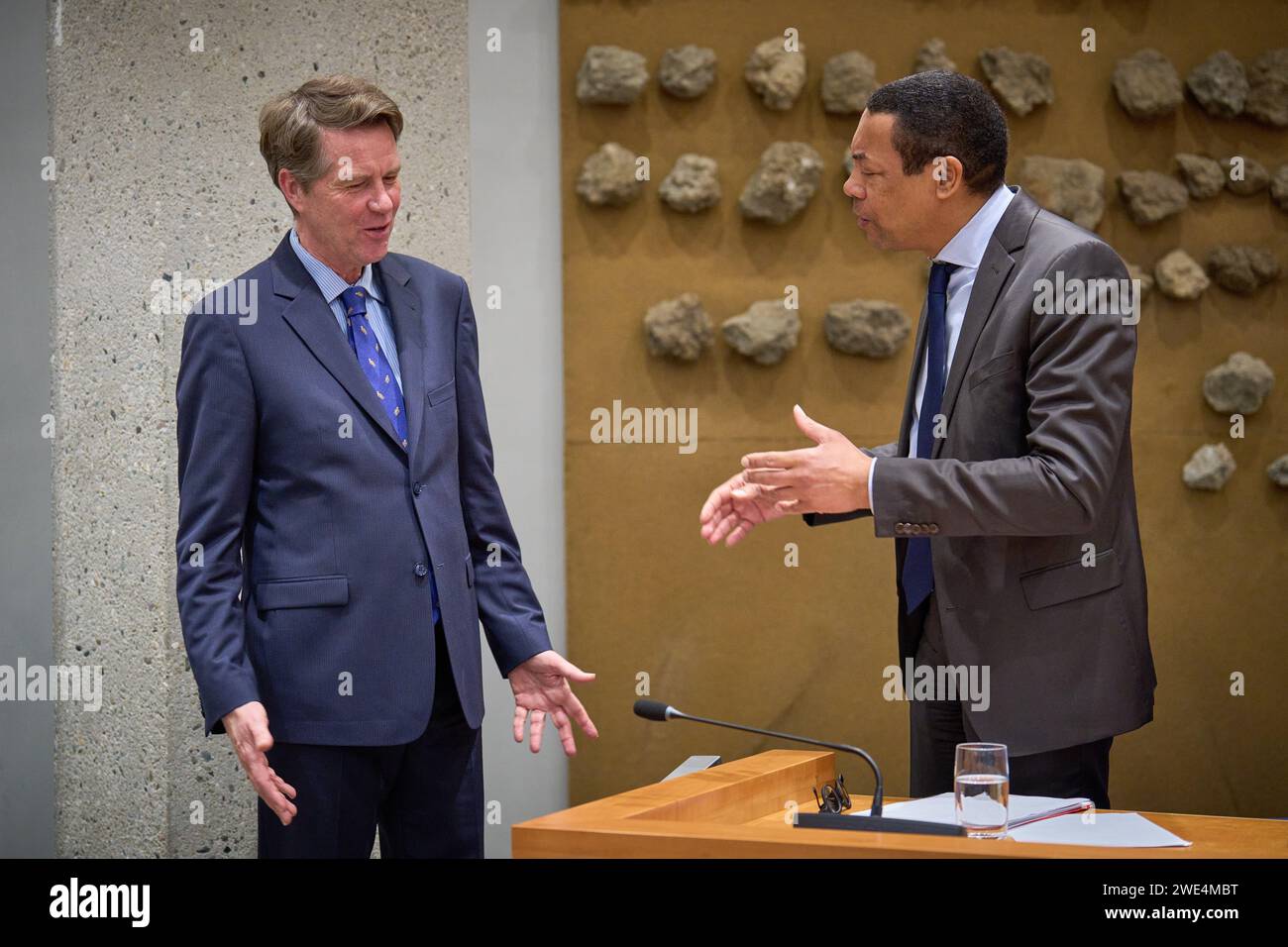 L'AIA - Presidente della camera Martin Bosma (PVV) e Franc Weerwind, Ministro uscente per la protezione giuridica durante il tempo delle interrogazioni settimanale alla camera dei rappresentanti. ANP PHIL NIJHUIS paesi bassi fuori - belgio fuori Foto Stock