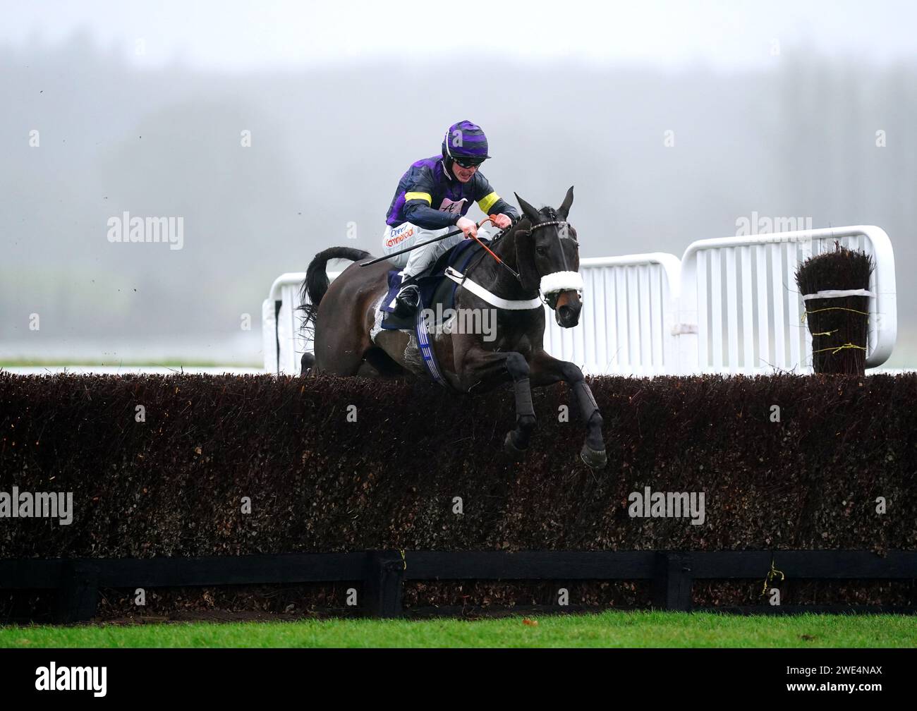 AbuffaloSoldier guidato dal fantino James Bowen sulla strada per vincere l'handicap Chase di Remember Bob Olney Novices al Newbury Racecourse, Berkshire. Data immagine: Martedì 23 gennaio 2024. Foto Stock