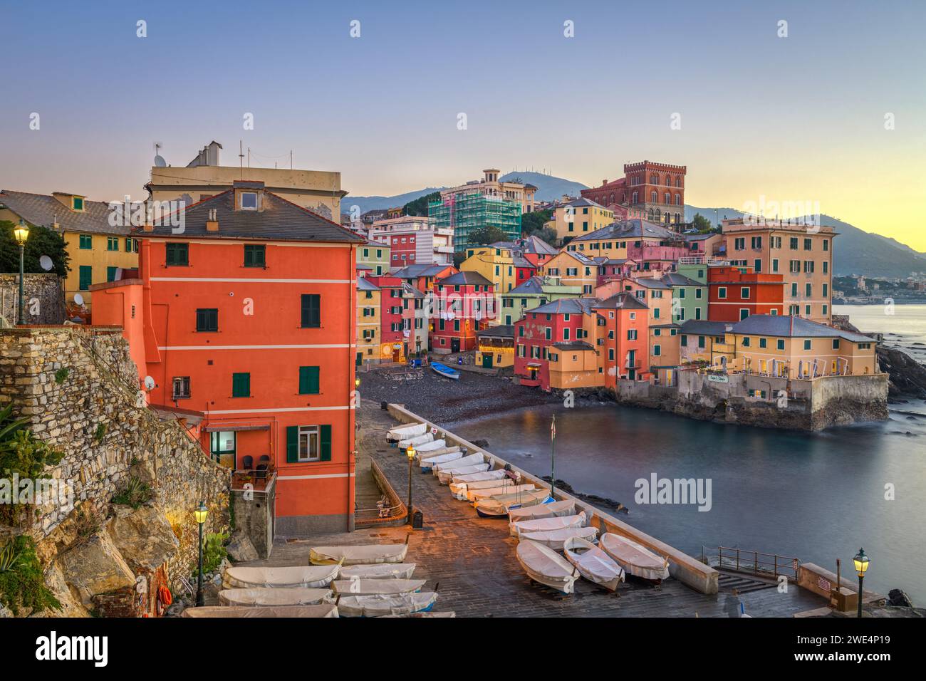 L'antico villaggio di pescatori di Boccadasse, Genova, Italia all'alba. Foto Stock