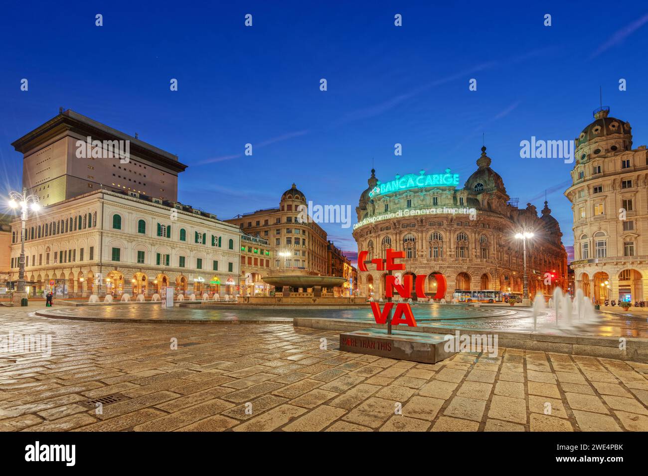 GENOVA, ITALIA - 30 DICEMBRE 2021: Piazza De Ferrari alla fontana al mattino. Foto Stock