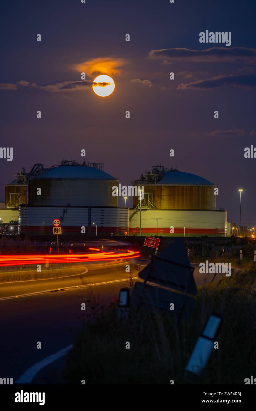 Sorgere della luna dietro il terminal National Grid Liquid Natural gas a Grain Kent Foto Stock
