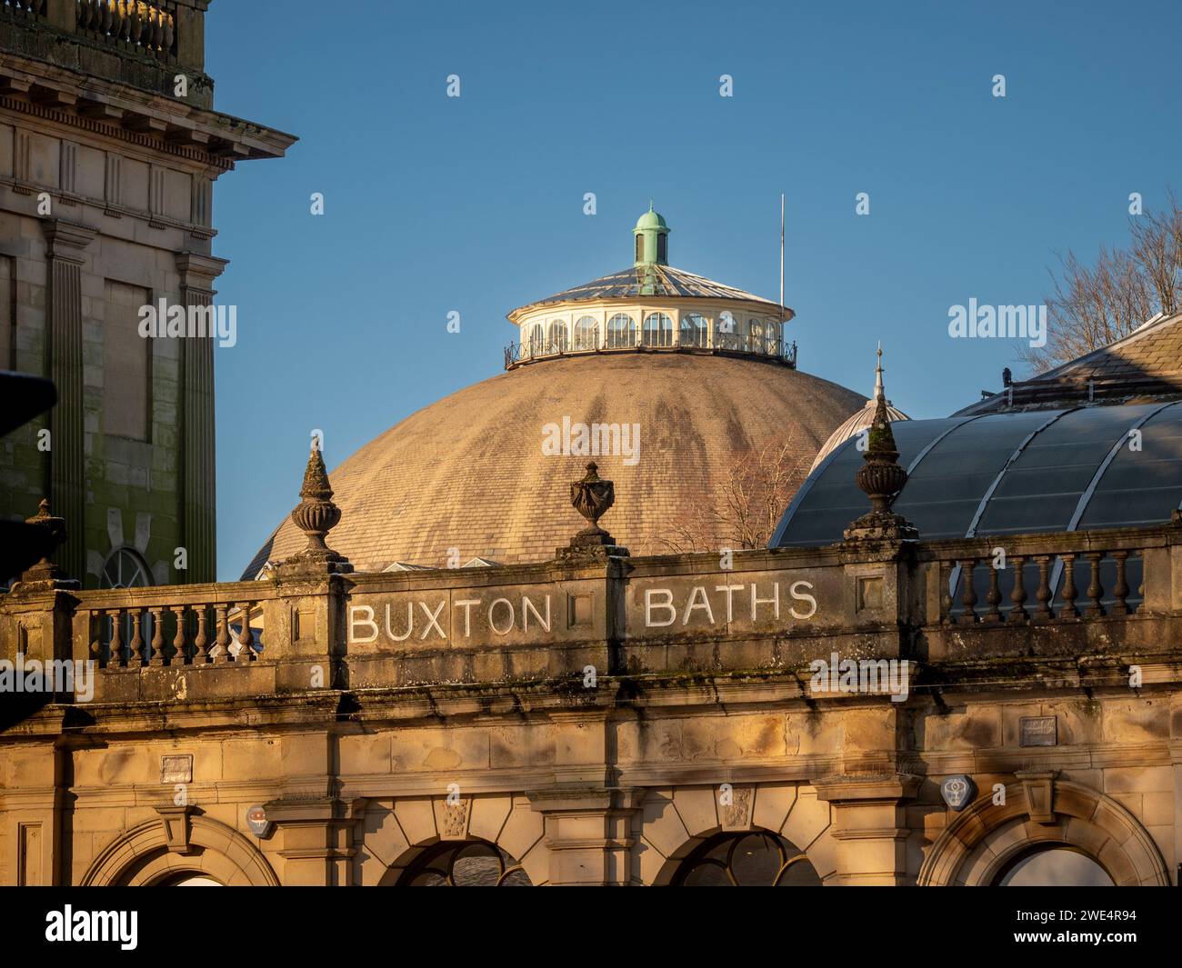 I bagni di Buxton sono ora la galleria commerciale Cavendish con il Devonshire Dome che domina lo skyline. Buxton. Derbyshire. REGNO UNITO Foto Stock