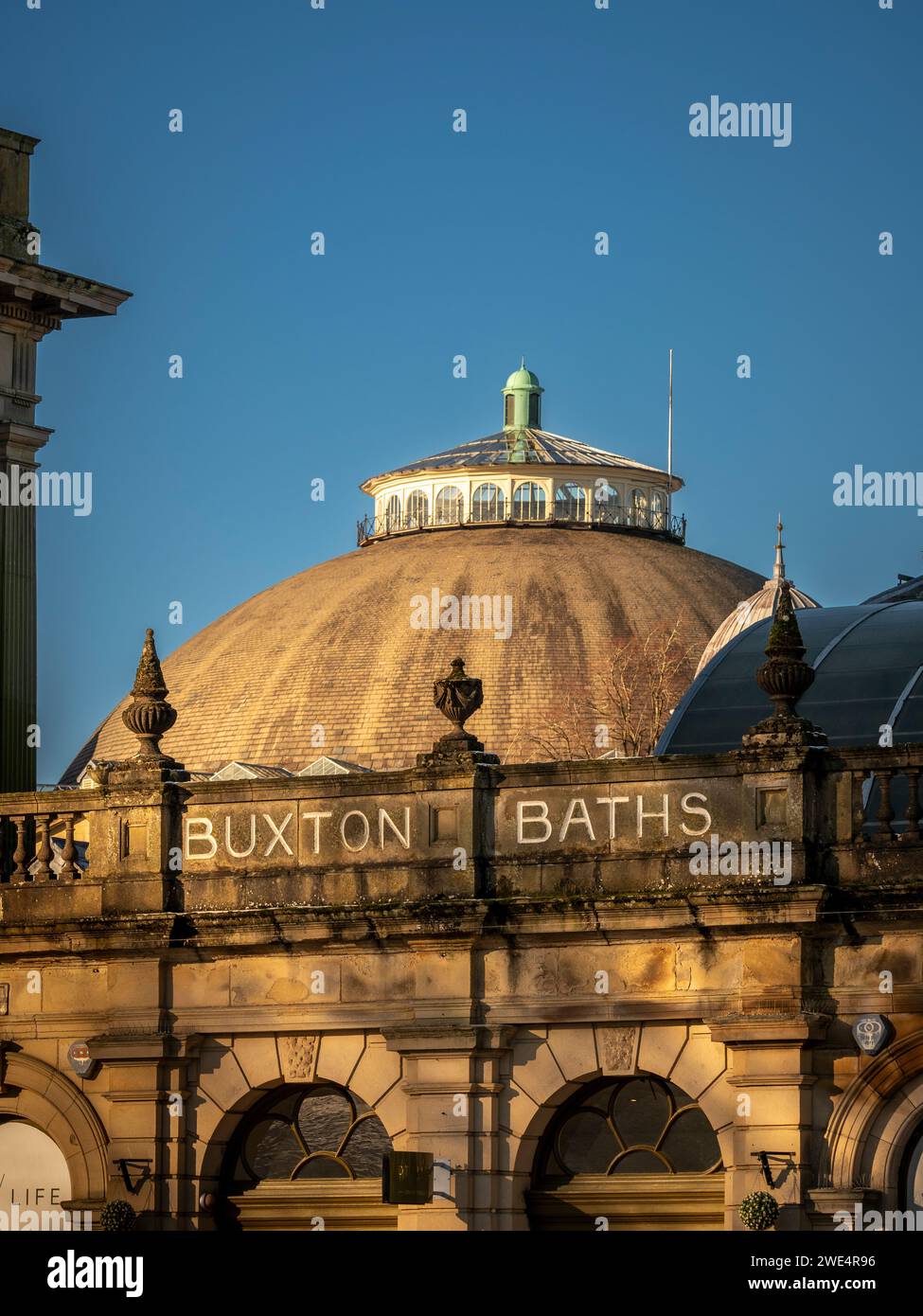 I bagni di Buxton sono ora la galleria commerciale Cavendish con il Devonshire Dome che domina lo skyline. Buxton. Derbyshire. REGNO UNITO Foto Stock
