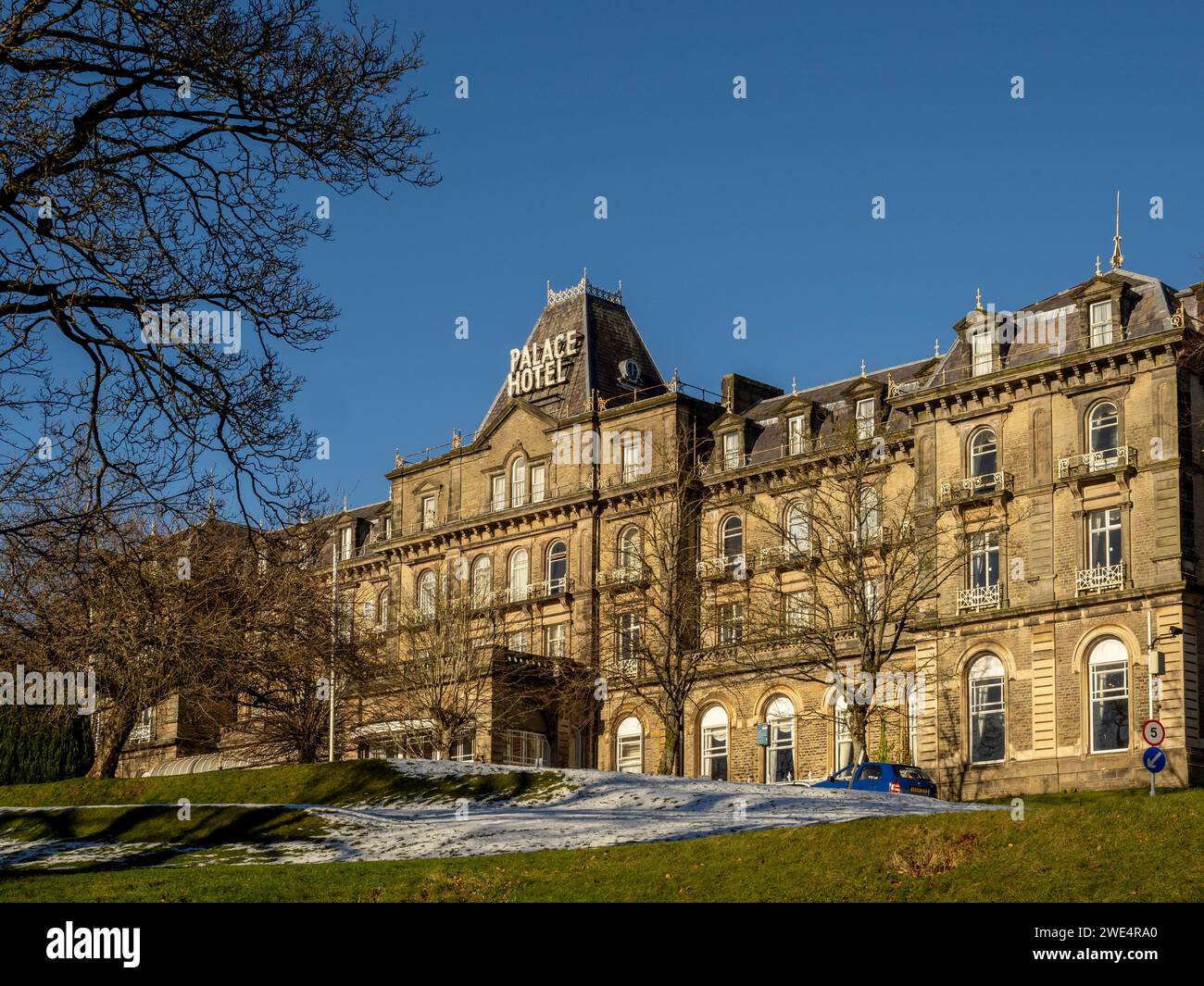 Palace Hotel a Buxton dopo una leggera nevicata. Derbyshire, Regno Unito Foto Stock