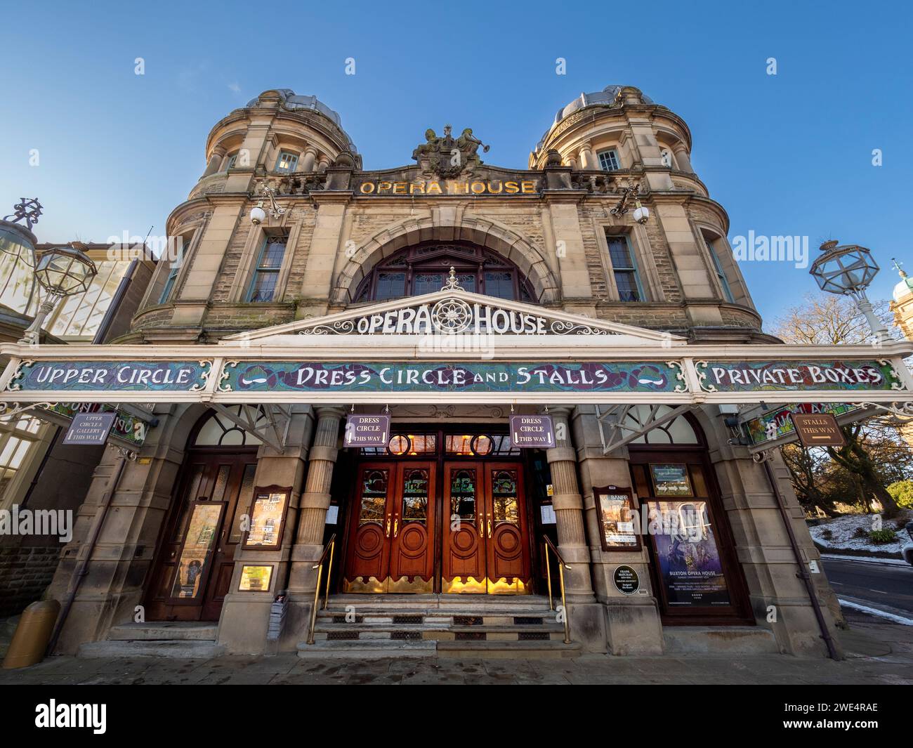 L'esterno del Teatro dell'Opera si affaccia su un cielo blu. Buxton. Derbyshire Regno Unito Foto Stock