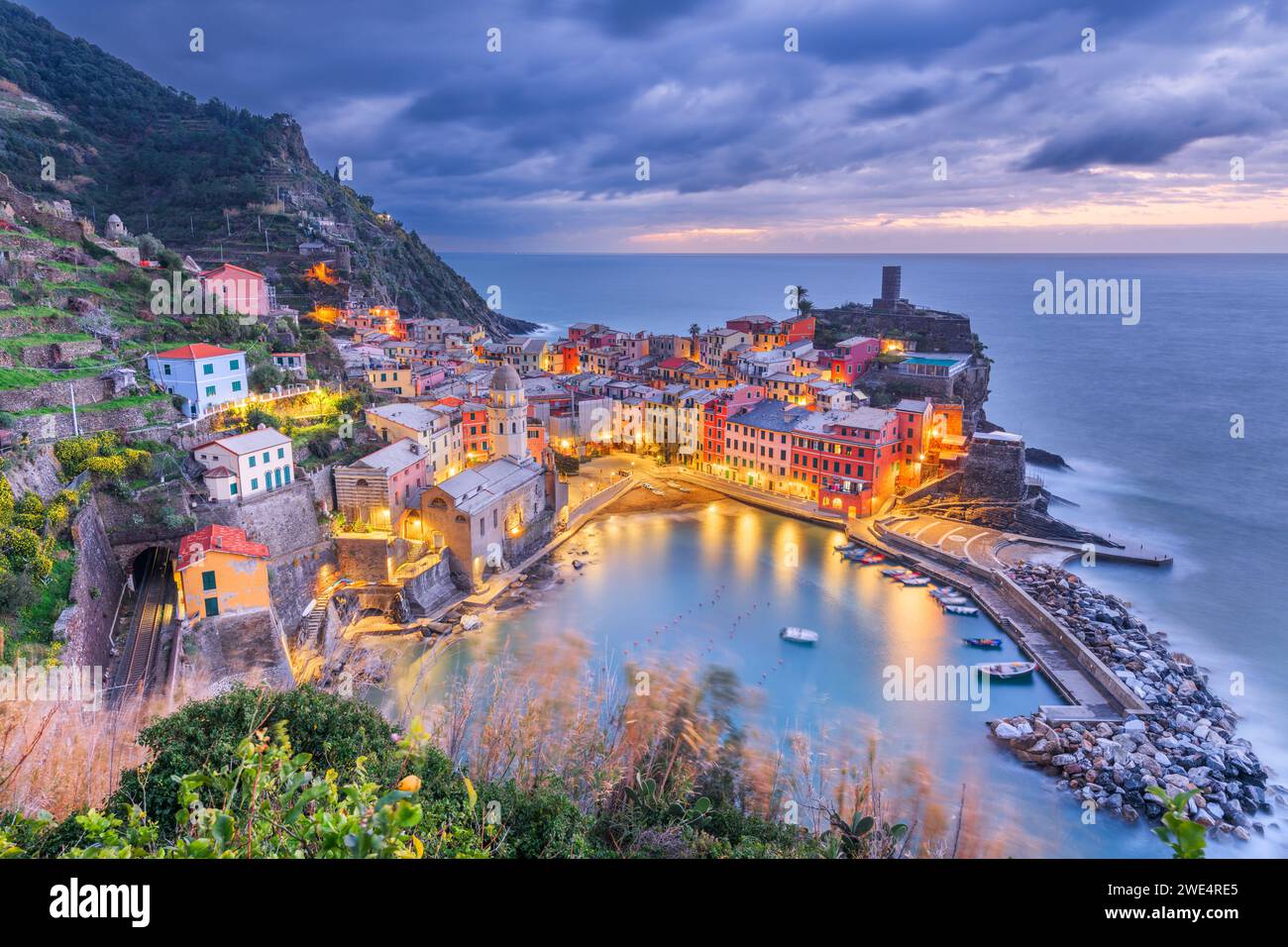 Vernazza, la Spezia, Liguria, Italia nelle cinque Terre all'alba. Foto Stock