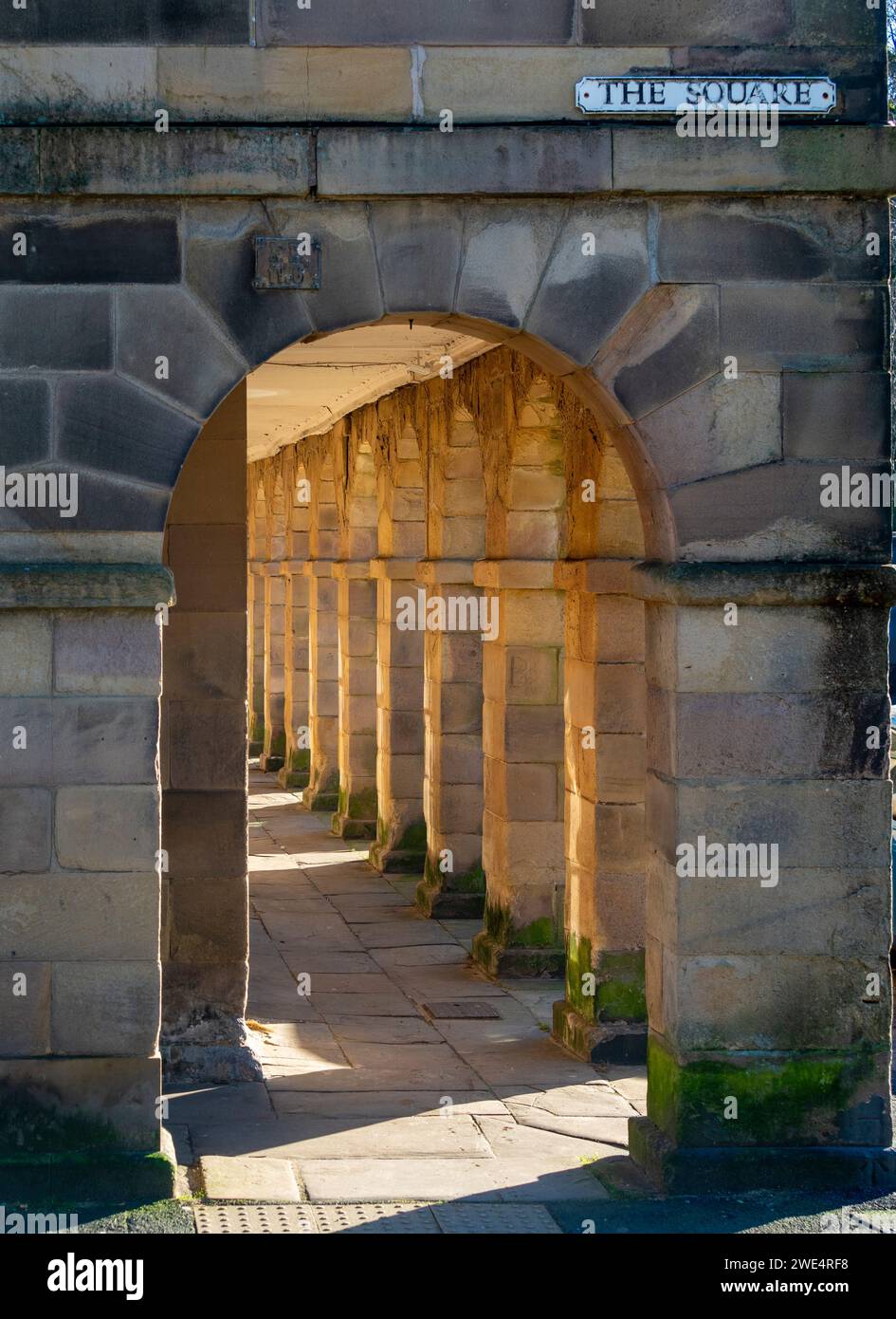 The Square, colonnato esterno illuminato dal sole invernale di Buxton. Derbyshire. REGNO UNITO Foto Stock