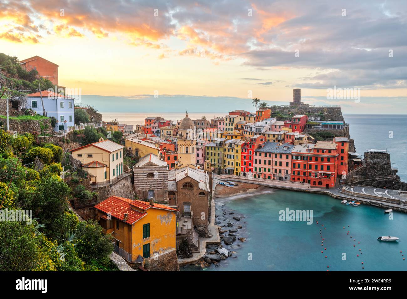 Vernazza, la Spezia, Liguria, Italia nelle cinque Terre all'alba. Foto Stock