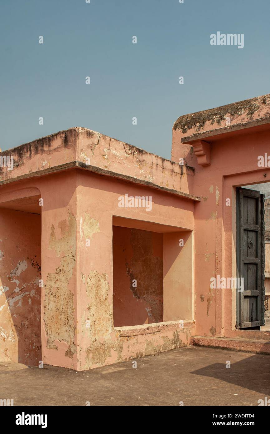 0 02 2005 Vintage Old Jantar Mantar, è un osservatorio sulla riva del fiume Gunga Varanasi, Uttar Pradesh, India Asia Foto Stock