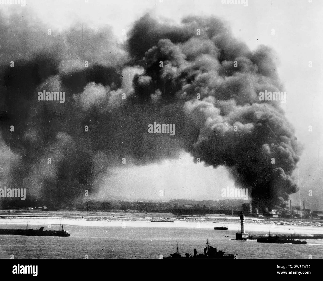 EVACUAZIONE DI DUNKERQUE - operazione Dynamo - 26 maggio - 4 giugno 1940. Raffineria di petrolio in fiamme. Foto Stock