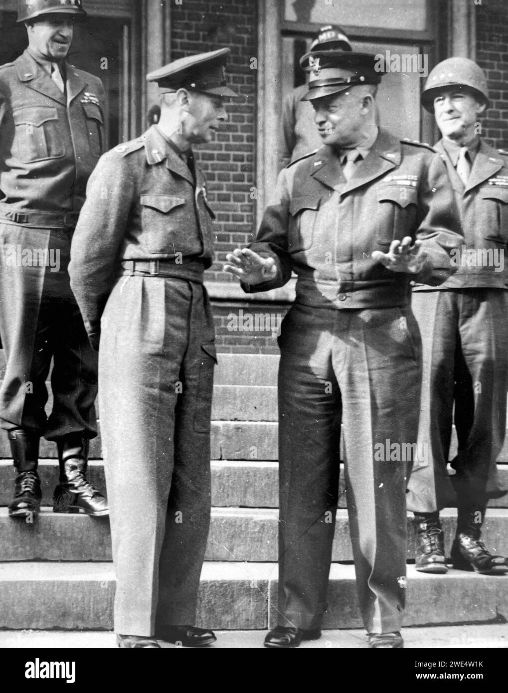 RE GIORGIO vi con il generale Eisenhower nel quartier generale del comandante americano in Francia nell'ottobre 1944. Dietro ci sono i generali statunitensi Omar Bradley (a sinistra) e Courtney Hodges Foto Stock