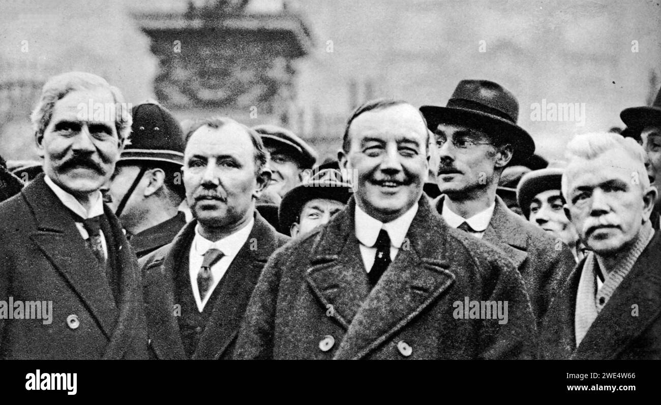 ELEZIONI GENERALI NEL REGNO UNITO DEL 1924. Alcuni membri del partito laburista vincente con Ramsay MacDonald a sinistra accanto ad Arthur Henderson con George Lansbury a destra. Foto Stock
