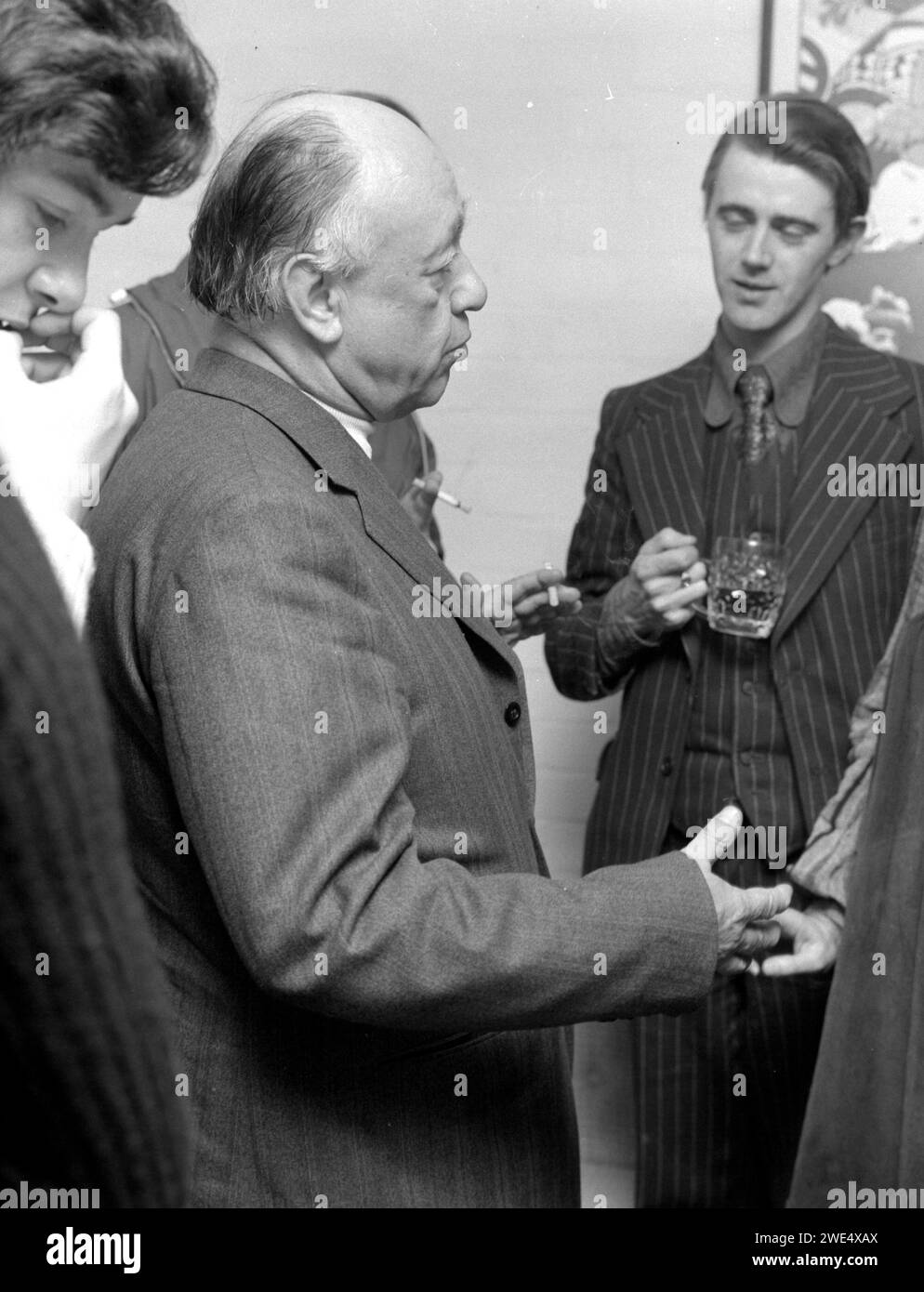 1974. Il drammaturgo Eugène Ionesco allo Sherman Theatre di Cardiff. Mostrato nelle discussioni con attori gallesi e altri artisti. Foto Stock