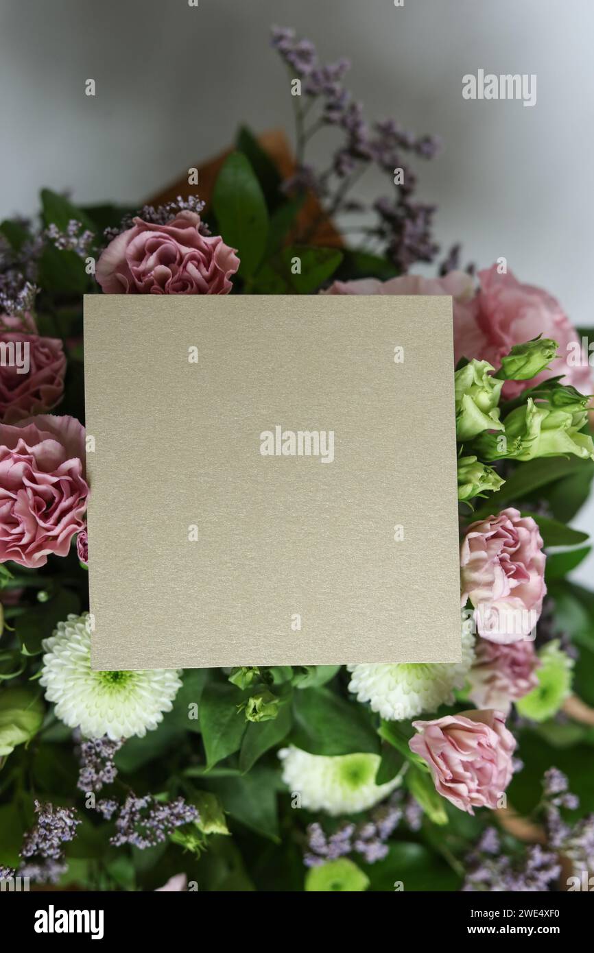 Bellissimo bouquet di fiori misti con un biglietto vuoto per il tuo messaggio Foto Stock