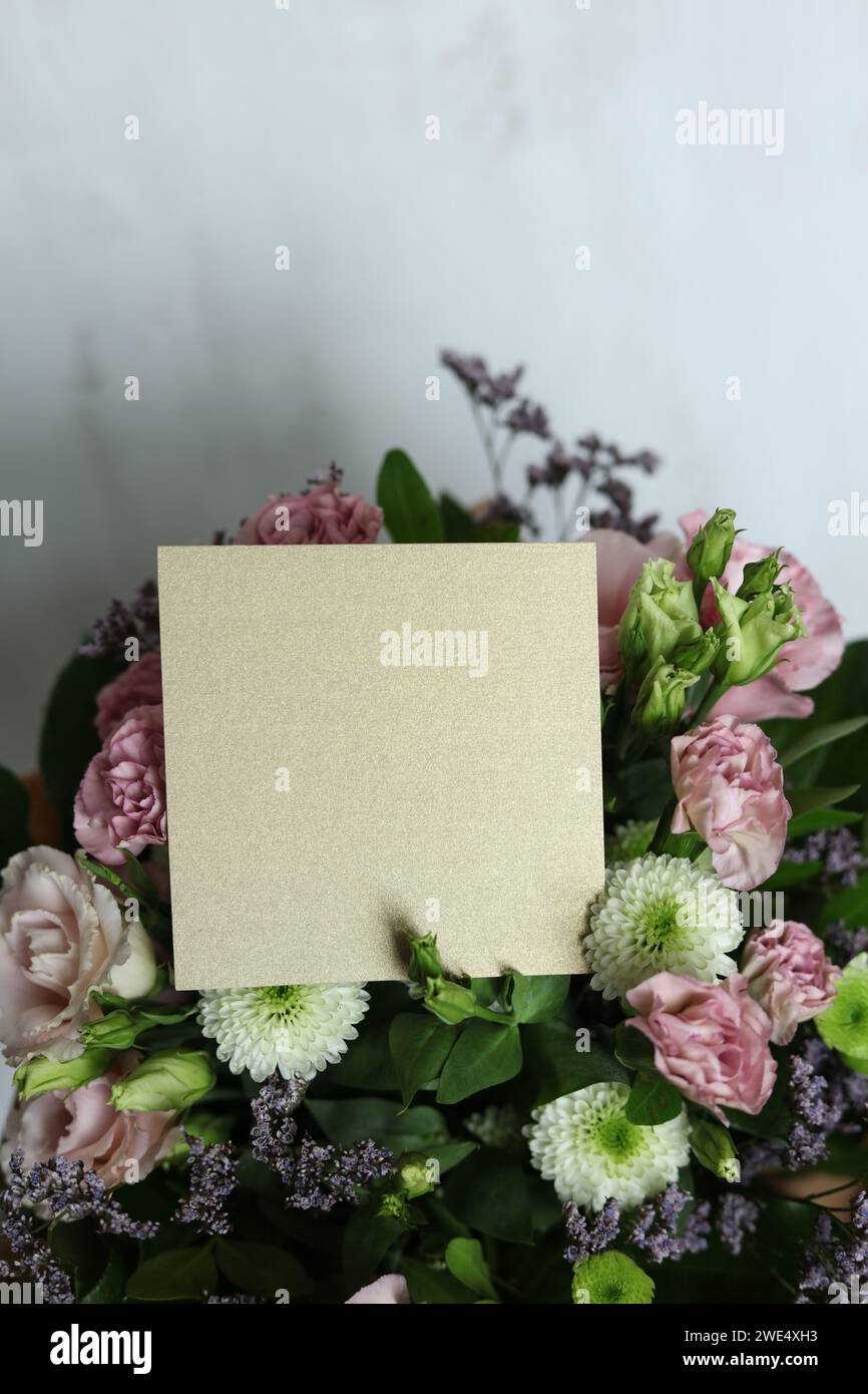 Bellissimo bouquet di fiori misti con un biglietto vuoto per il tuo messaggio Foto Stock
