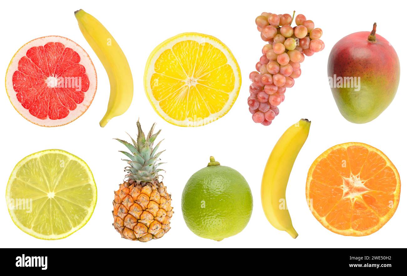 Frutti tropicali freschi interi e tagliati a metà isolati su sfondo bianco. Foto Stock