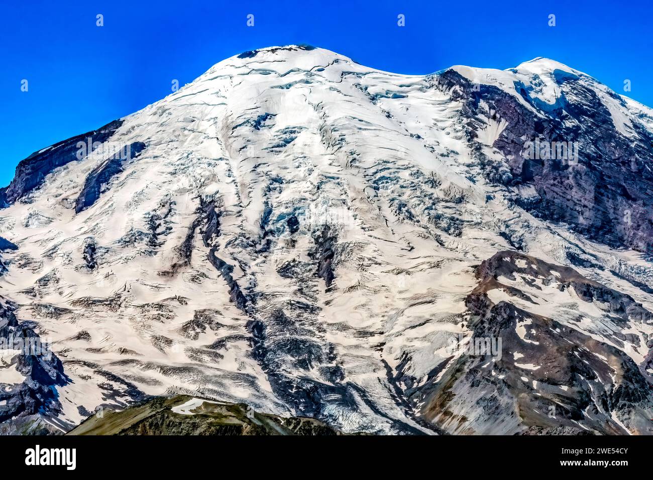 Mount Rainier vicino al Crystal Mountain Lookout, Pierce County, Washington. Monte Rainier oltre 14.000 metri, cratere in cima. Crystal Mountain è una stazione sciistica Foto Stock