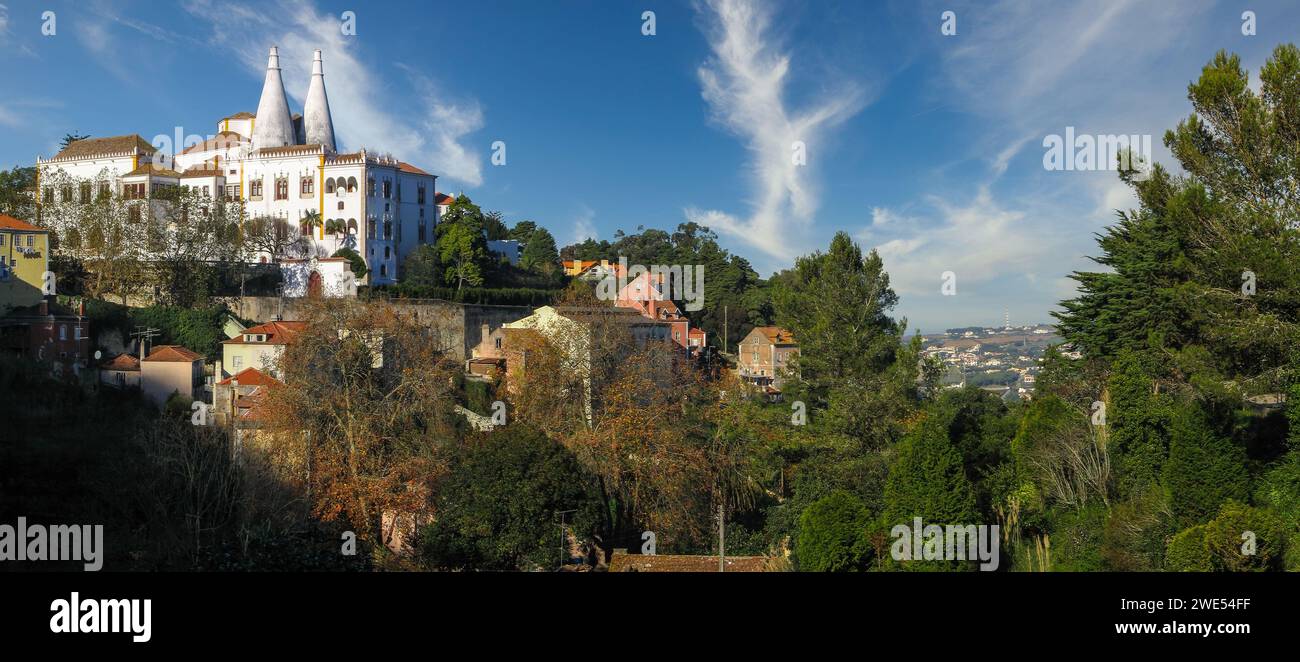 Il panorama di Sintra con il Palacio Nacional de Sintra o il Palazzo Nazionale di Sintra noto anche come Palacio da Vila o Palazzo della città è un medi reale del XV secolo Foto Stock