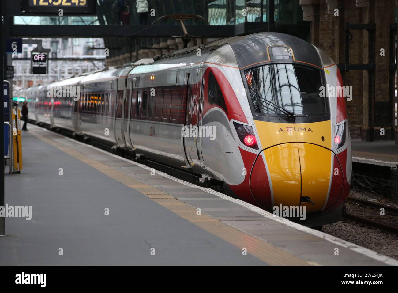 Un treno della London North Eastern Railway (LNER) visto alla stazione ferroviaria di Londra. Foto Stock