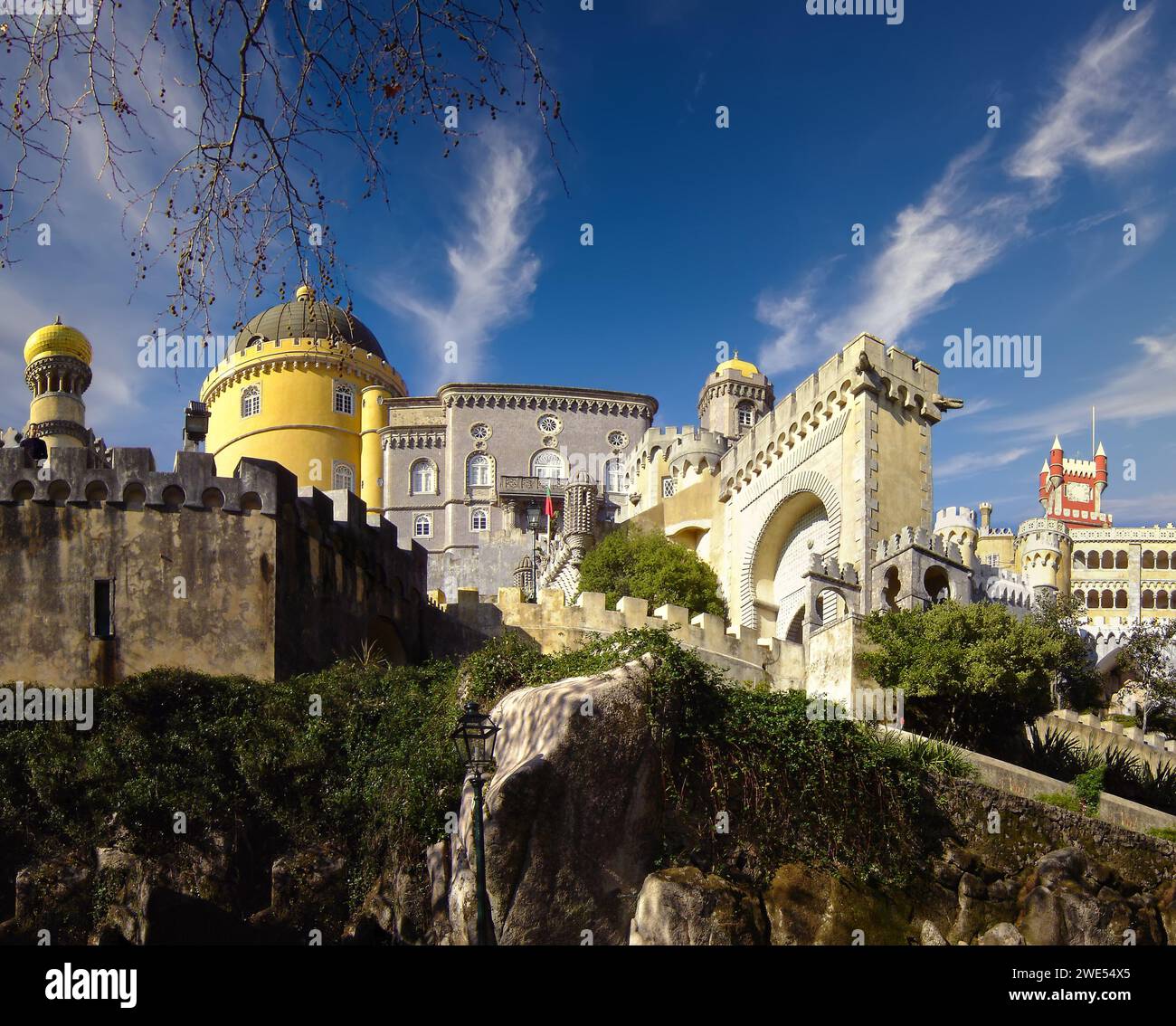 Sintra, Portogallo - 4 dicembre 2023: Palazzo Nazionale Palacio Nacional da pena. Un sontuoso palazzo reale del XIX secolo nello Sty dell'architettura romantica Foto Stock