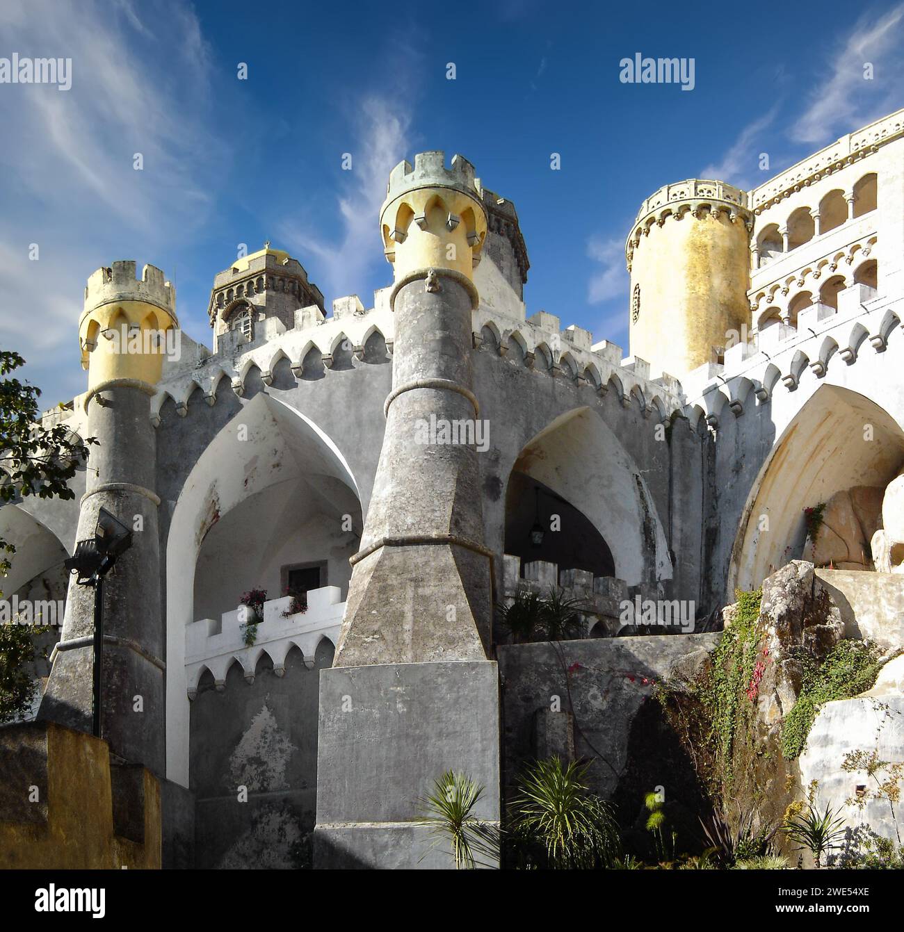 Sintra, Portogallo - 4 dicembre 2023: Palazzo Nazionale Palacio Nacional da pena. Un sontuoso palazzo reale del XIX secolo nello Sty dell'architettura romantica Foto Stock