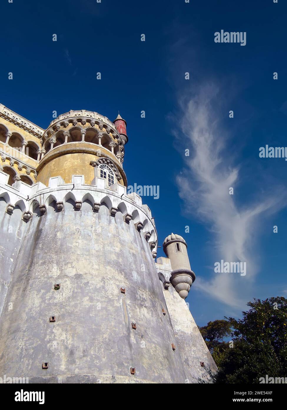 Sintra, Portogallo - 4 dicembre 2023: Palazzo Nazionale Palacio Nacional da pena. Un sontuoso palazzo reale del XIX secolo nello Sty dell'architettura romantica Foto Stock