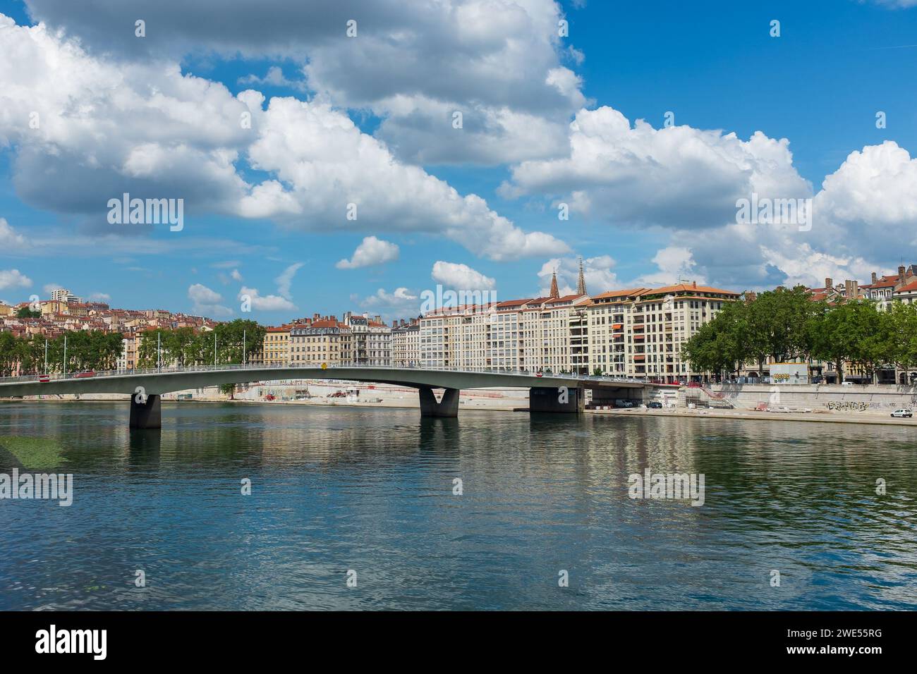 Lione, Francia, 2023. Il ponte Alphonse Juin sul fiume Saône, con il Quai Saint-Antoine sullo sfondo Foto Stock