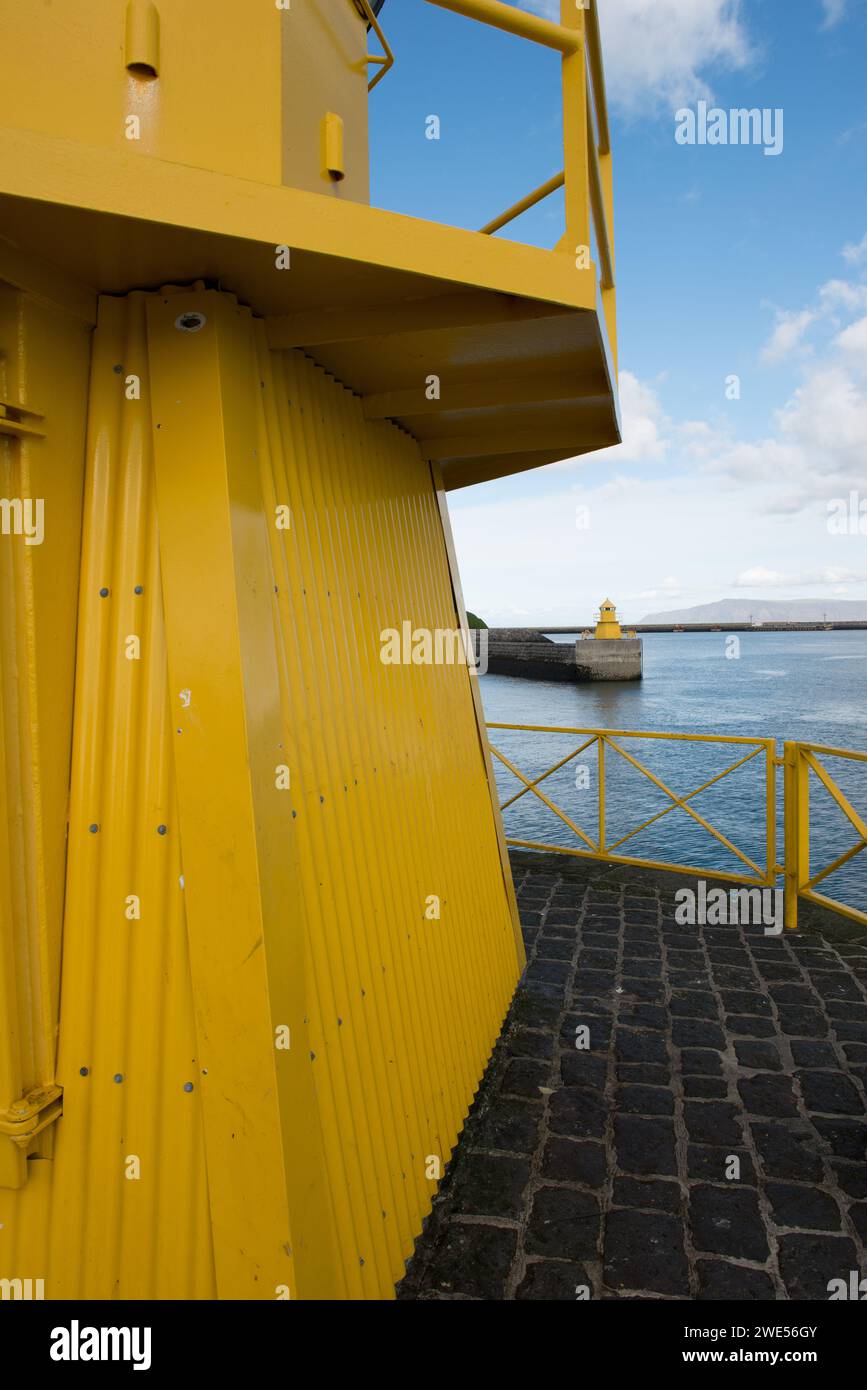 Un ritratto dei fari gialli del porto di Reykjavik, Islanda, dove passano molte escursioni per l'avvistamento delle balene, pesca e imbarcazioni da diporto. Foto Stock