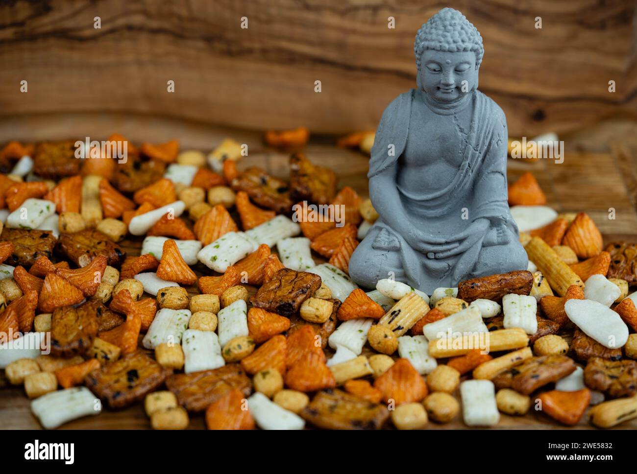 Diversi tipi di torte di riso giapponesi su legno d'oliva Foto Stock
