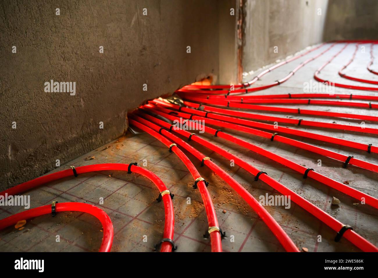 Disposizione dei tubi di riscaldamento a pavimento in una stanza, messa a fuoco selettiva Foto Stock