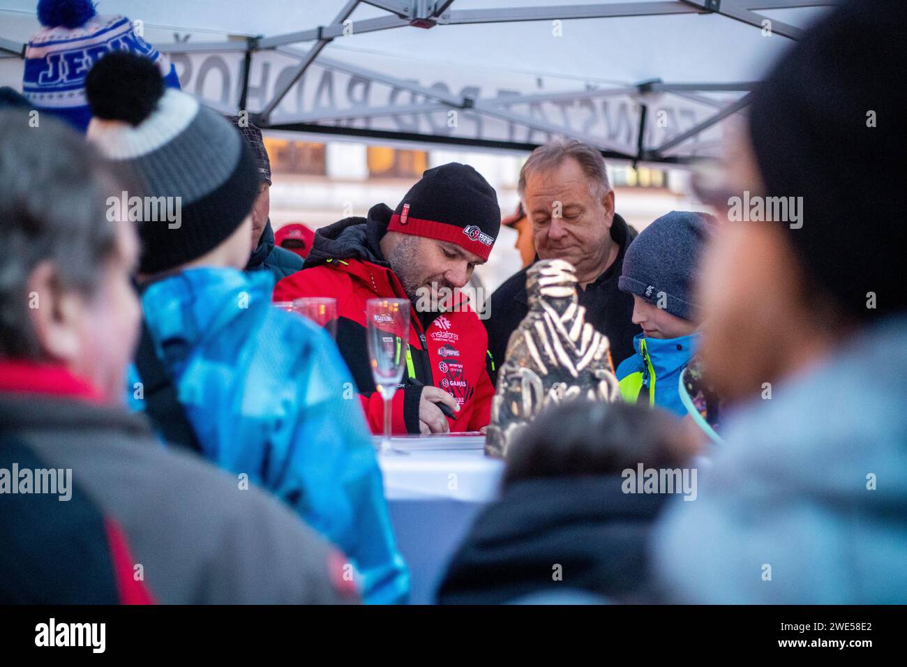Frenstat Pod Radhostem, Repubblica Ceca. 23 gennaio 2024. Ceco Truck Racer Ales Loprais durante l'incontro con i tifosi dopo il ritorno dal Rally Dakar, a Frenstat pod Radhostem, 23 gennaio 2024. Credito: Vladimir Prycek/CTK Photo/Alamy Live News Foto Stock