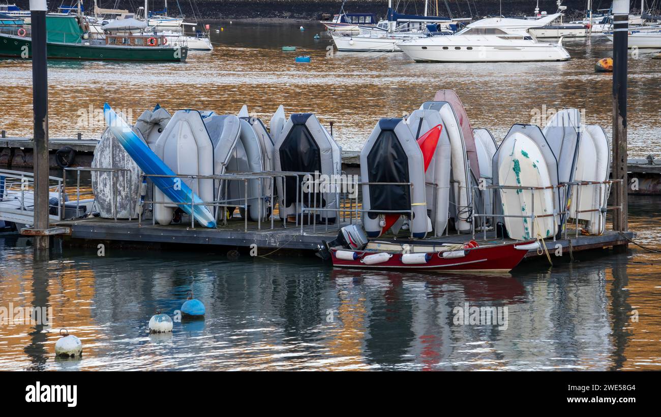Dartmouth, Devon, Regno Unito - 15 gennaio. Barche sul fiume Dart a Dartmouth, Devon il 15 gennaio 2024 Foto Stock