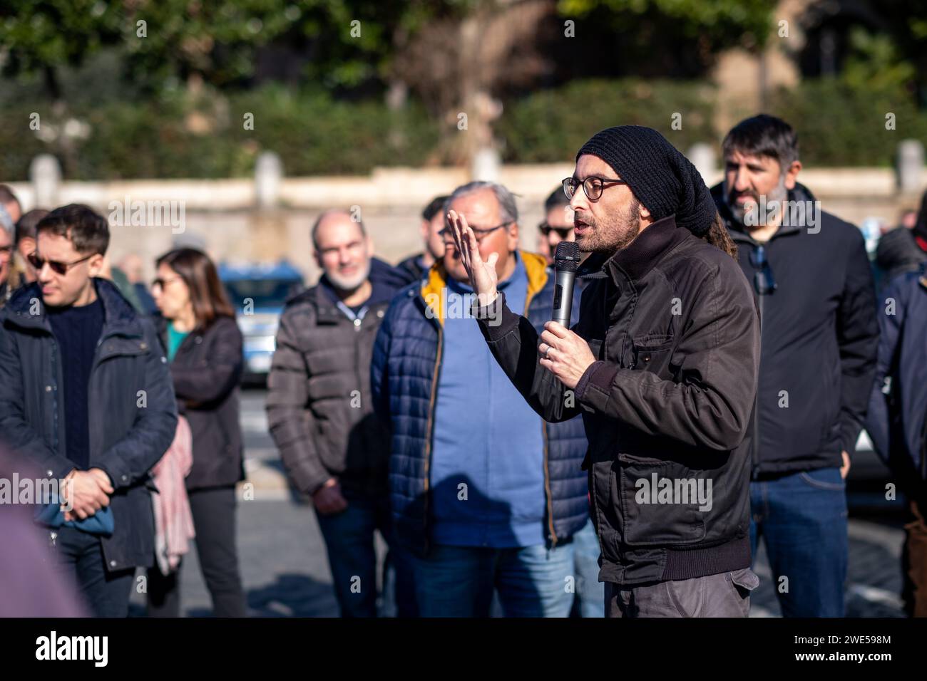 Roma, RM, Italia. 23 gennaio 2024. I tassisti protestano contro l'amministrazione del comune di Roma che non aggiorna le tariffe dei taxi con l'aumento del costo della vita e il mancato rispetto delle regole da parte di quei conducenti che operano senza patente di taxi. Il rappresentante sindacale parla con la folla. (Immagine di credito: © Marco di Gianvito/ZUMA Press Wire) SOLO USO EDITORIALE! Non per USO commerciale! Foto Stock