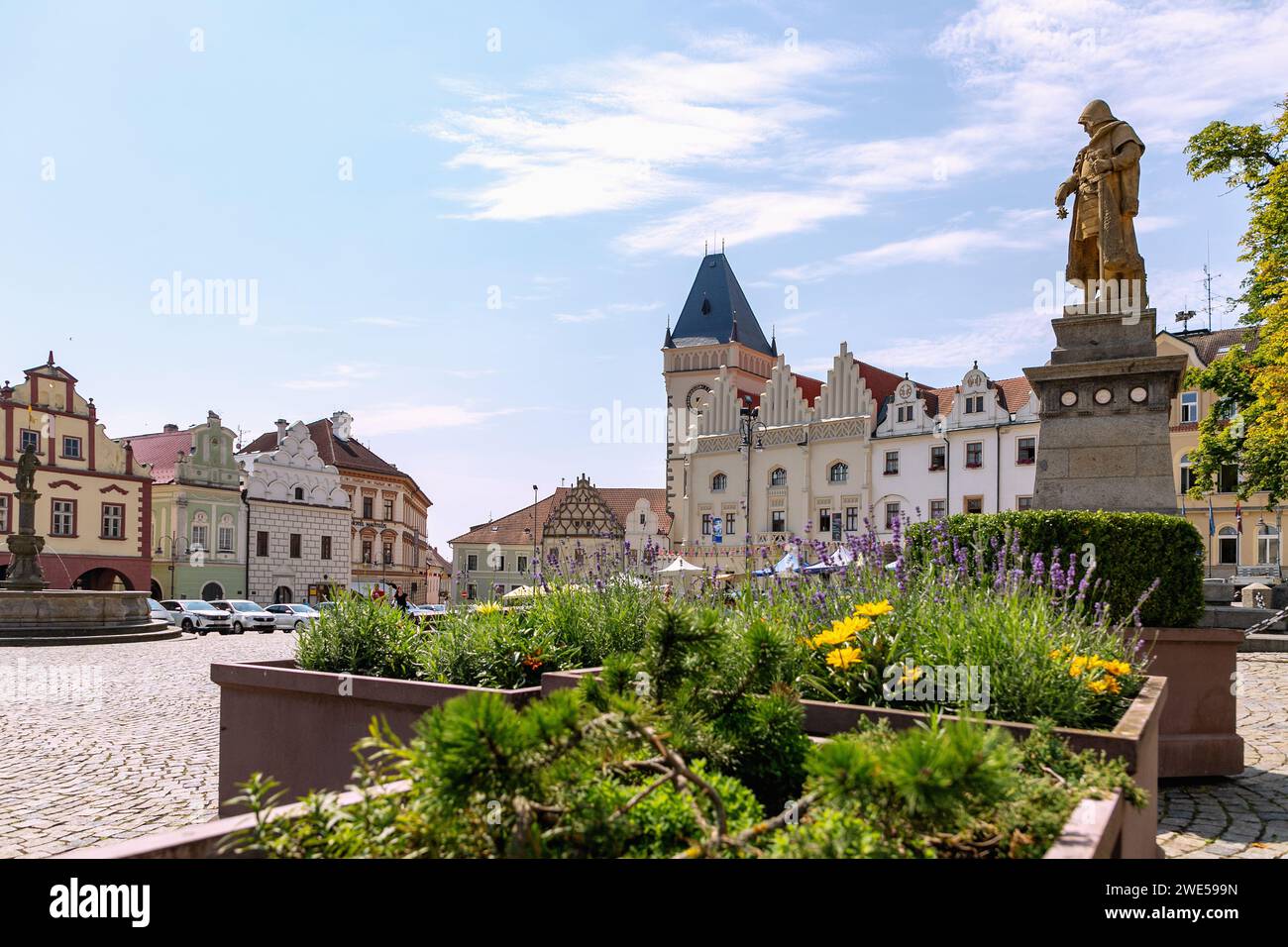 Žižkovo Náměstí con municipio, fontana del mercato e monumento al leader militare ussita Jan Žižka a Tábor, nella Boemia meridionale, nella Repubblica Ceca Foto Stock