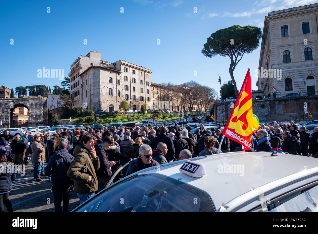 Roma, RM, Italia. 23 gennaio 2024. I tassisti protestano contro l'amministrazione del comune di Roma che non aggiorna le tariffe dei taxi con l'aumento del costo della vita e il mancato rispetto delle regole da parte di quei conducenti che operano senza patente di taxi. (Immagine di credito: © Marco di Gianvito/ZUMA Press Wire) SOLO USO EDITORIALE! Non per USO commerciale! Foto Stock