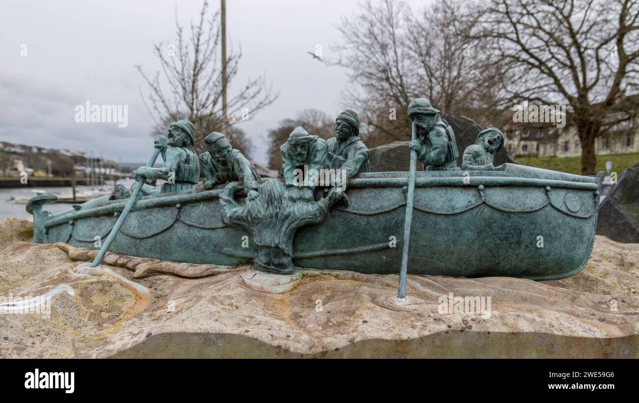 Kingsbridge, Devon, Regno Unito - 17 gennaio. RNLB Rescue scultura di Jim Martins per commemorare il lancio della Salcombe Lifeboat nel 1869 a Kingsbridge, Devon Foto Stock