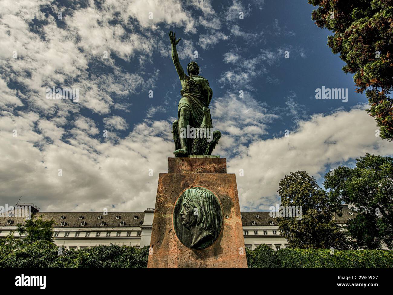 Monumento di fronte a un cielo nuvoloso e commovente, sullo sfondo il Palazzo elettorale, Coblenza, la Valle del Medio Reno superiore, Renania-Palatinato, Ger Görres Foto Stock