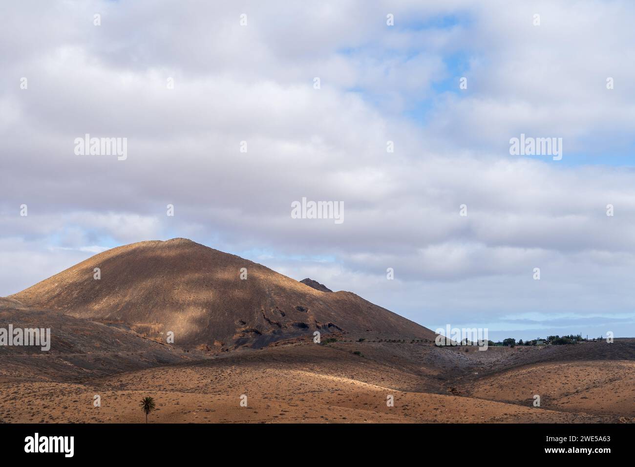 Una tranquilla vista della Caldera de Gayria, che mostra il paesaggio arido e il cielo nuvoloso. Foto Stock