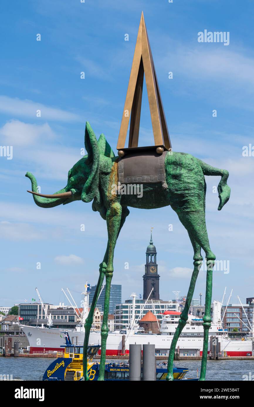 Ammira la scultura dell'Elefante spaziale di Salvador Dalí fino alla chiesa di Sankt Michaelis, Michel, Landungsbrücken, Hamburg-Mitte, Amburgo, Germania Foto Stock