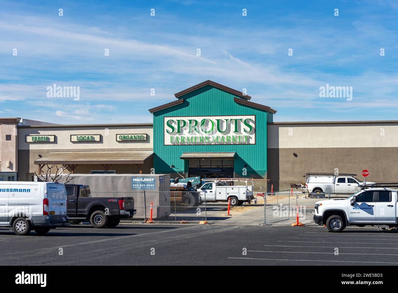Victorville, CA, USA - 18 gennaio 2024: Cantiere di un nuovo mercato agricolo di germogli situato a Victorville, California. Foto Stock