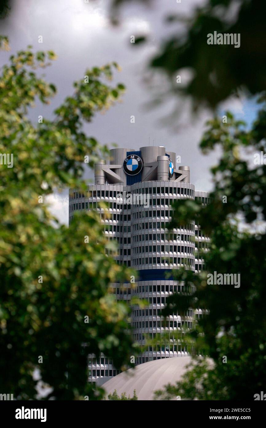 23.01.2024, BMW-München, Archivbild 2020, Aktuelle Nachrichten um BMW: Kraftfahrtbundesamt vermutet Abgasbetrug, foto: über der Münchner BMW-Konzernzentrale türmen sich Gewitterwolken auf, die Grünen Blätter können nicht darüber hinwegtäuschen. 20.07.2020, BMW-München 20.07.2020, BMW-München *** 23 01 2024, BMW Monaco di Baviera, foto 2020, ultime notizie su BMW Federal Motor Transport Authority sospetta frode sulle emissioni, foto nuvole di tempesta si stanno radunando sopra la sede del gruppo BMW a Monaco, le foglie verdi non possono nasconderlo 20 07 2020, BMW Monaco 20 07 2020, BMW Monaco Foto Stock