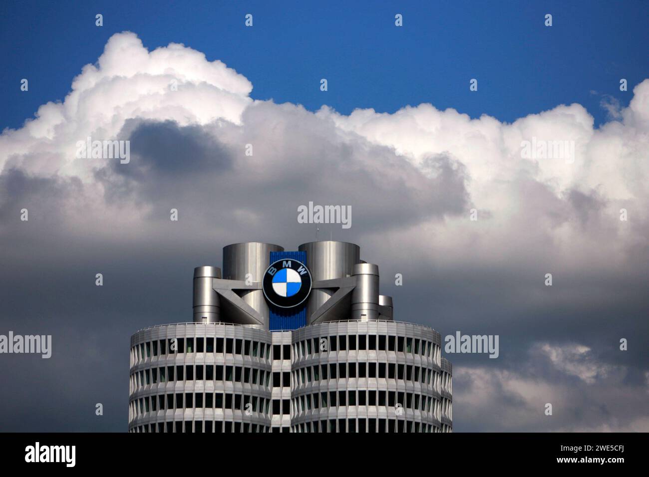 23.01.2024, BMW-München, Archivbild 2020, Aktuelle Nachrichten um BMW: Kraftfahrtbundesamt vermutet Abgasbetrug, foto: über der Münchner BMW-Konzernzentrale türmen sich Gewitterwolken auf. 20.07.2020, BMW-München 20.07.2020, BMW-München *** 23 01 2024, BMW Monaco di Baviera, immagine d'archivio 2020, ultime notizie su BMW Federal Motor Transport Authority sospetta frode sulle emissioni, Photo Storm Clouds si stanno radunando sulla sede del gruppo BMW a Monaco 20 07 2020, BMW Monaco 20 07 2020, BMW Monaco di Baviera Foto Stock